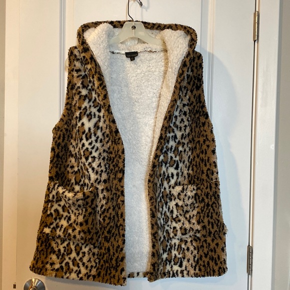 Coco + Carmen Jackets & Blazers - Leopard print Coco + Carmen cozy hooded vest with pockets. New without tags